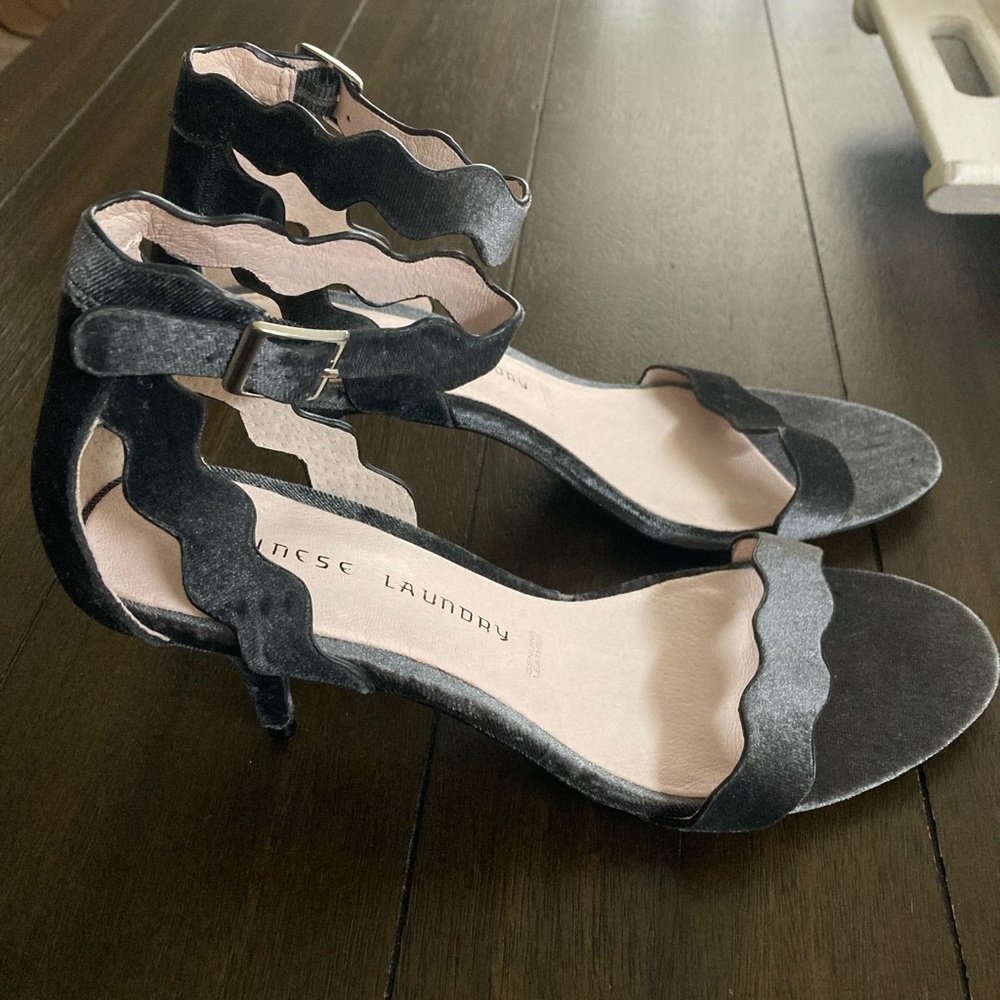 BRAND NEW: Chinese Laundry Size 8.5 Scalloped Heel 😍